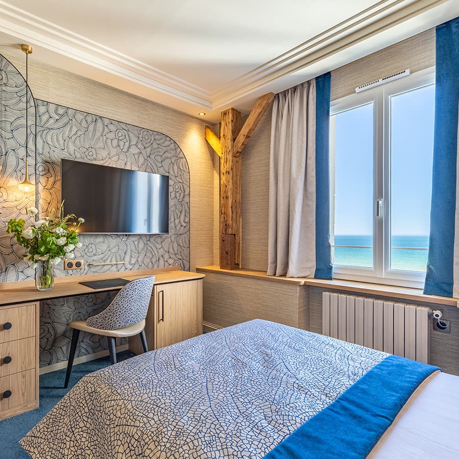 chambre toute équipée avec tv