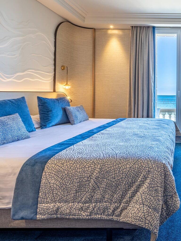 Chambre de l'hôtel couleur marine